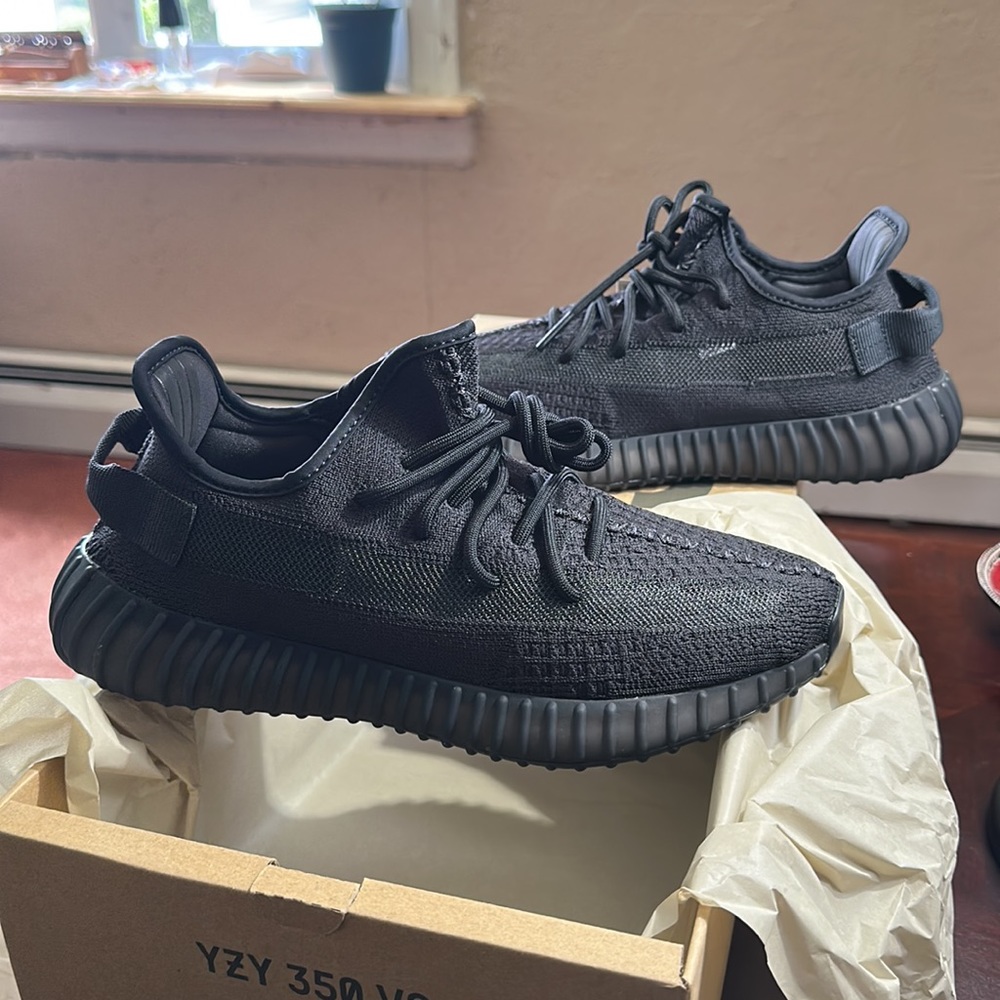 Black YZY 350 V2 SIZE 8.5 NWT-Never worn. Ordered Wrong Size.MADE BY ADIDAS